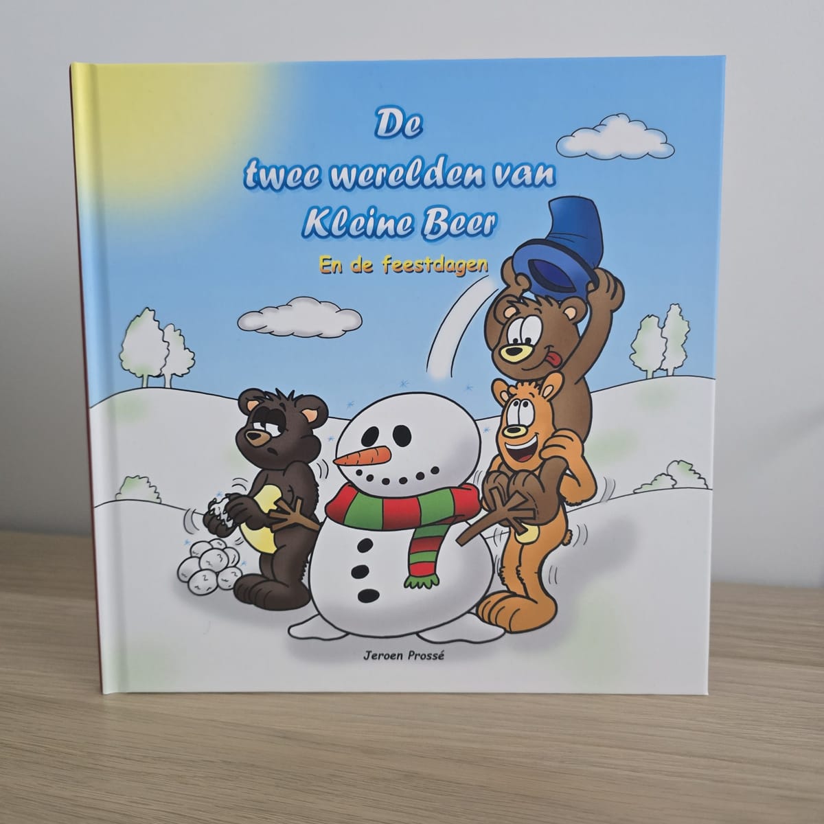 De hardcover De twee werelden van Kleine Beer — En de feestdagen